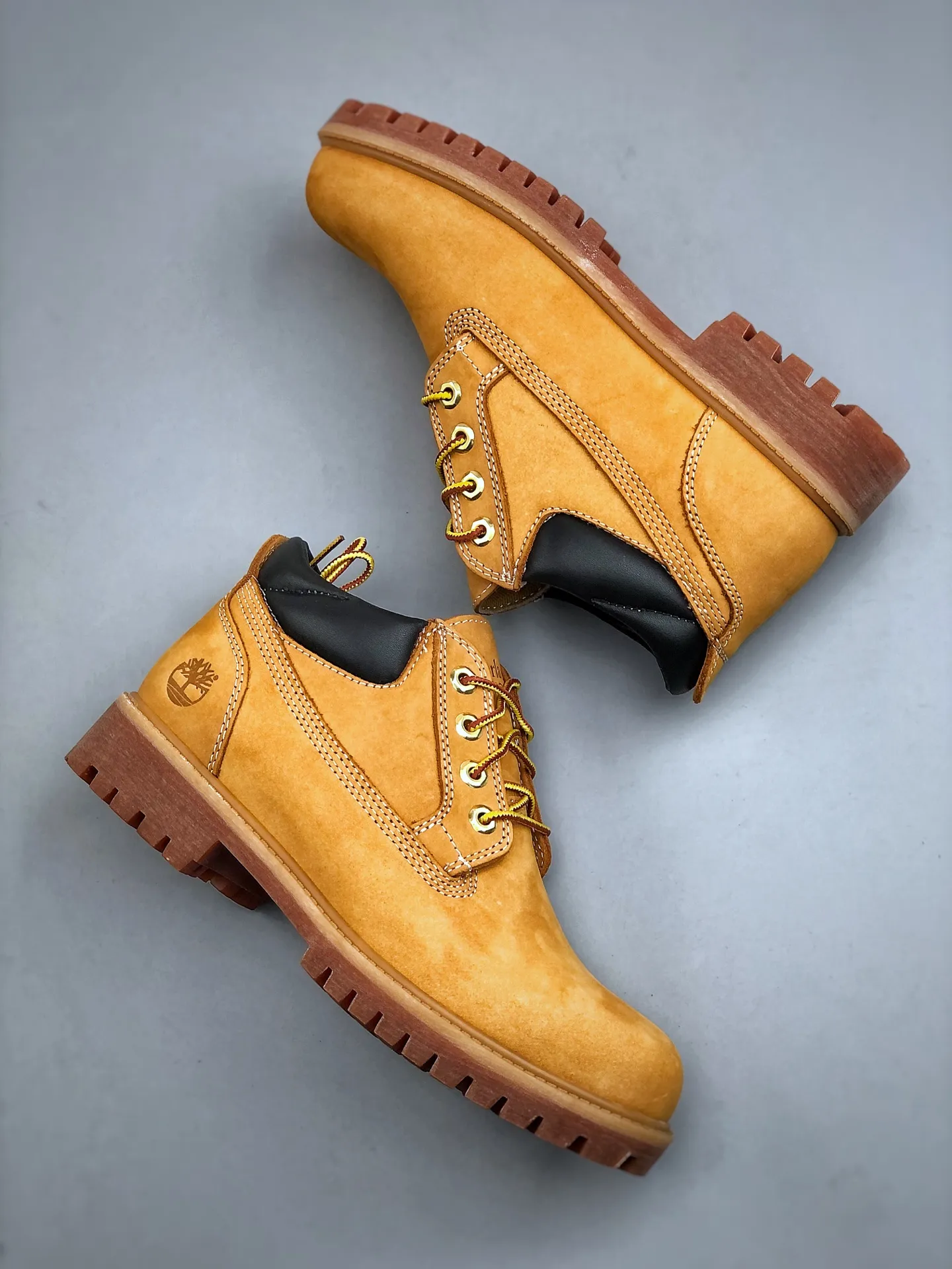 Local self-pickup 💰700 supports store placement, you can get the pure and original top quality, one-to-one original development version, Timberland, not bad at kicking/classic mid-top yellow 23061 Produced by the original channel of Zhongshan Baoyuan, the top-notch technology is newly upgraded, it can be called a genuine copy machine, the original imported waterproof leather, the original anti-counterfeiting label, the purple light can be scanned, the computer sewing line, the four lines are aligned, the horizontal folding is dynamic and water-repellent, the top genuine consistent injection molding process Art Rubber non-slip outsole resists cold and cracks Authentic and consistent all-leather collar/lining/shoes Equipped with anti-fatigue shock-absorbing honeycomb insole Highly comfortable Full set of original packaging accessories (comes with shoelaces, cleaning eraser, and counter bag) Size: 35 36 37 38 39 39.5 40 41 42 43 44 45 Men’s size runs one size larger
